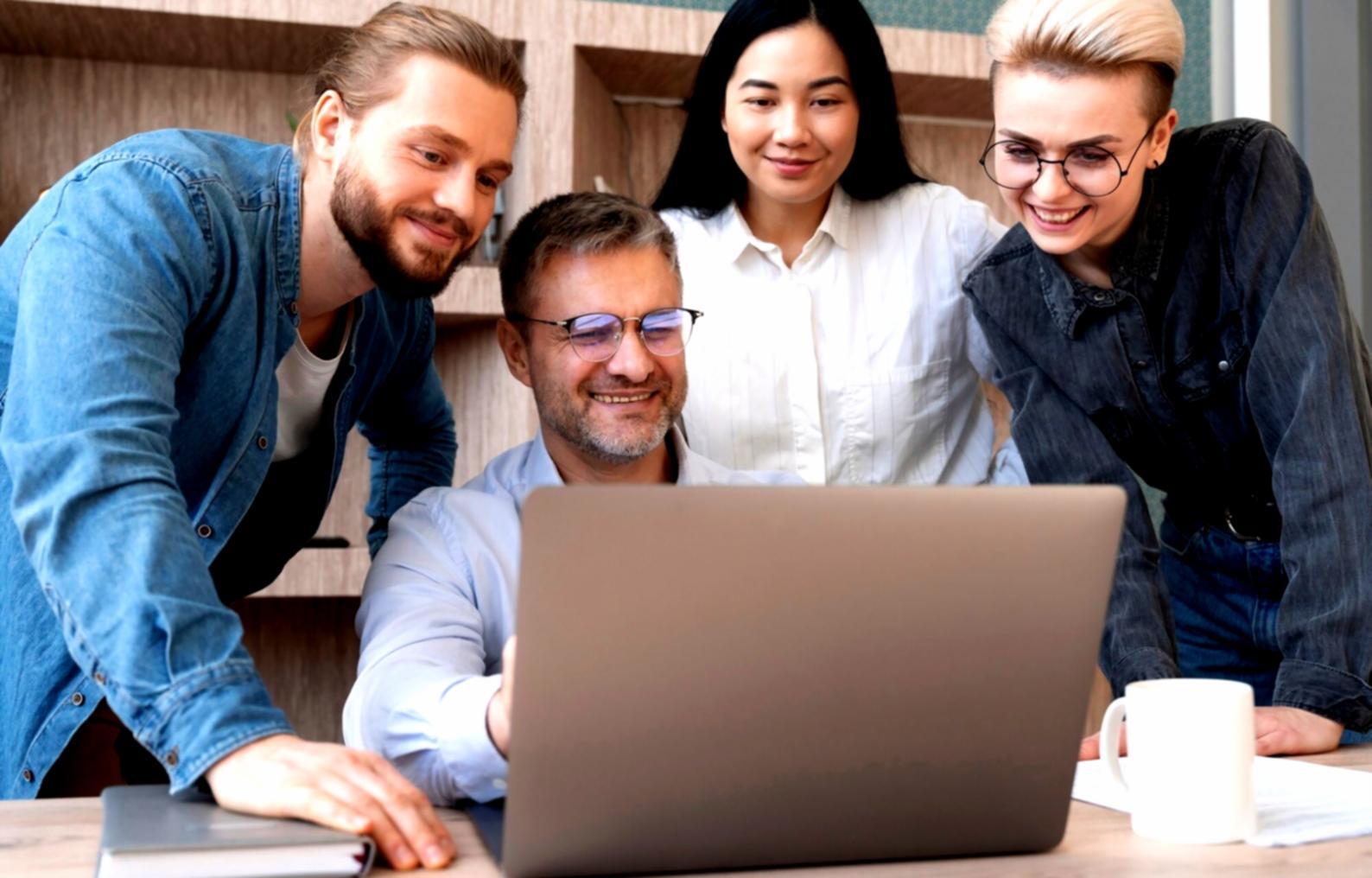 Espace de travail organisé avec documents financiers et outils de planification budgétaire